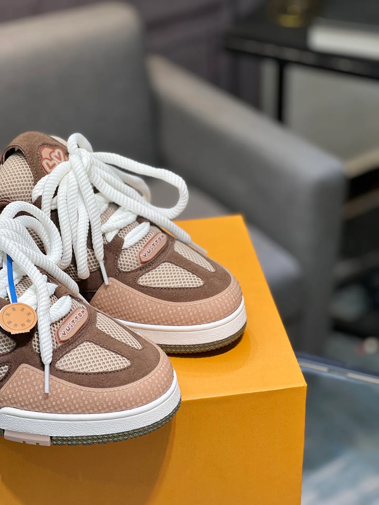 Men's men's shoes💰800 LV top version new style purchasing quality LV~Louis Vuitton LV TRAINER's best-looking sneakers, donkey brand strongly promotes new products, official website limited edition retro basketball sneakers! Both high-top and low-top models spent money to purchase 1:1 accurate reproductions of the originals. The details are invincible and full of sincerity. The imported custom-made original cowhide leather is the same as the original package. The details are 100% restored. The private model customizes the original one-piece TPU outsole. It is different from other brands. Without the original version, this effect cannot be achieved!                Men's and women's models 35-40 39-45 (46 is custom-made and cannot be returned or exchanged)